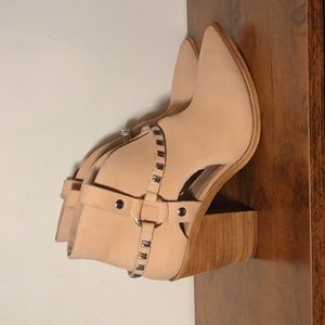 Women's Chinese Laundry Size 9 Tomi Tan point Ankle Booties